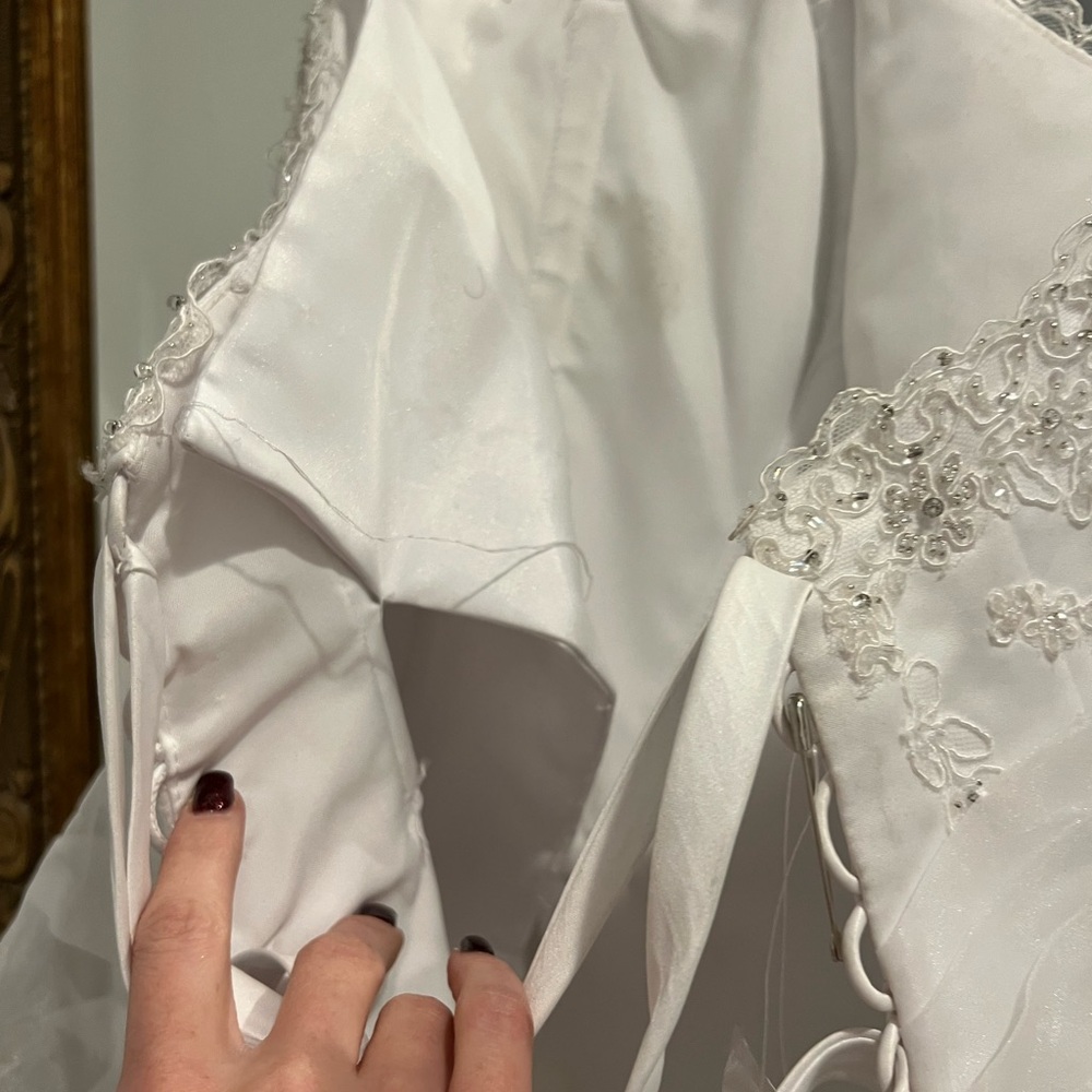 David’s bridal 9L9479 wedding gown - Picture 13 of 17